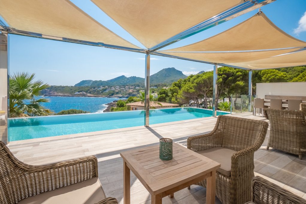 Blick vom Pool in die Bucht